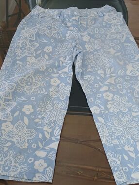 Villager By Liz CLAIBORNE.  Light Blue Floral Lounge Pants